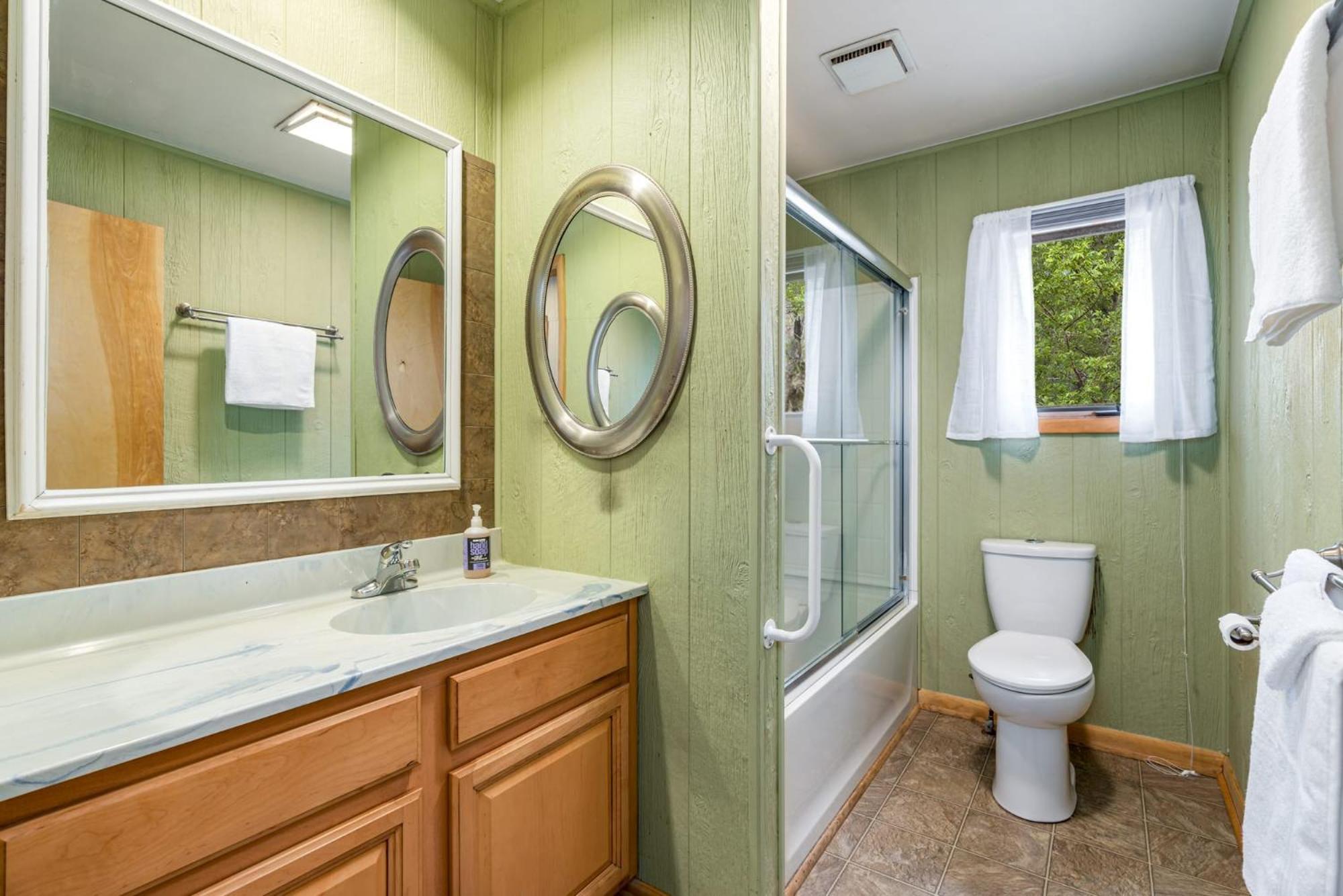 Chalet W Hot Tub, Large Deck, Grill, & Fast Wifi Berkeley Springs Exteriér fotografie